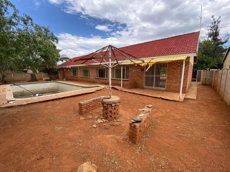 4 Bedroom Property for Sale in Riviera Northern Cape